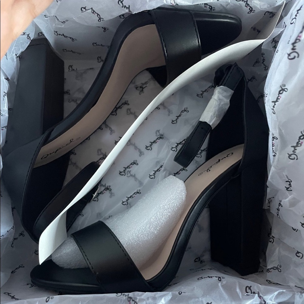 Black heels - Picture 2 of 2